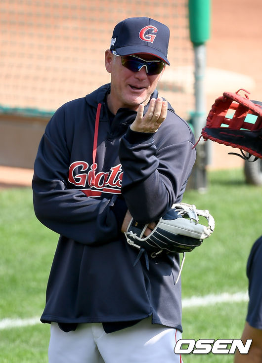 27일 오후 부산 사직야구장에서 '2021 신한은행 SOL KBO리그' 롯데 자이언츠와 LG 트윈스의 경기가 열린다.경기에 앞서 롯데 래리 서튼 감독이 선수들과 이야기를 나누고 있다. 2021.05.27 /ksl0919@osen.co.kr