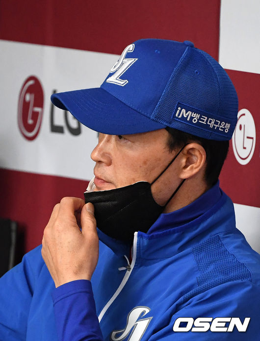 1회 삼성 허삼영 감독이 경기를 지켜보고 있다. /jpnews@osen.co.kr