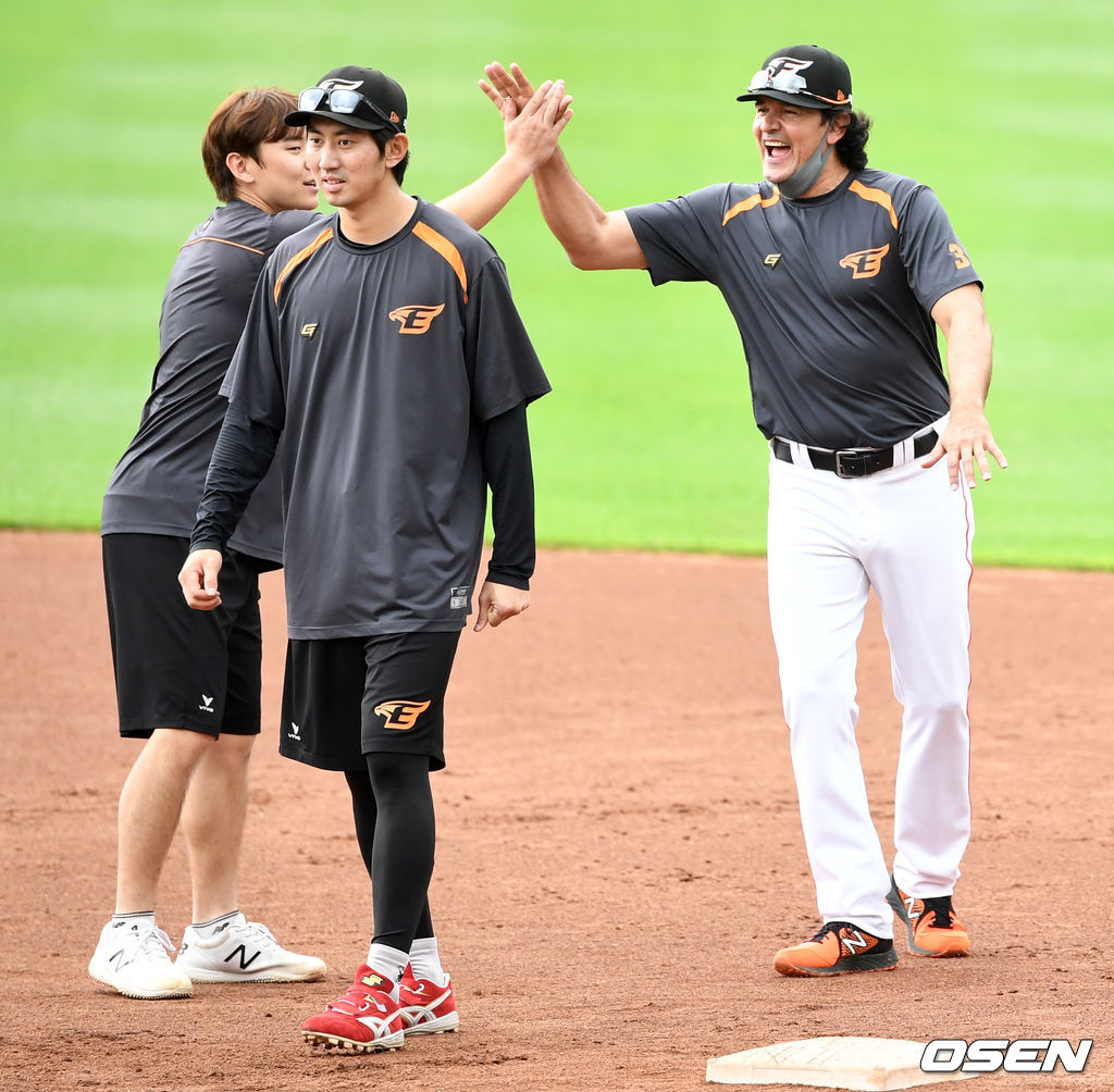 한화 수베로 감독과 정은원-정진호가 주루 플레이 훈련을 펼치고 있다. 2021.06.18 / dreamer@osen.co.kr