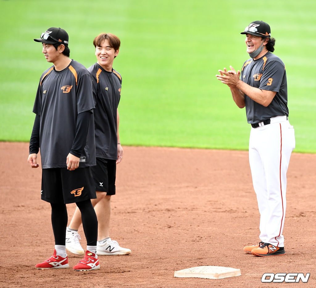 한화 수베로 감독과 정은원-정진호가 주루 플레이 훈련을 펼치고 있다. 2021.06.18 / dreamer@osen.co.kr