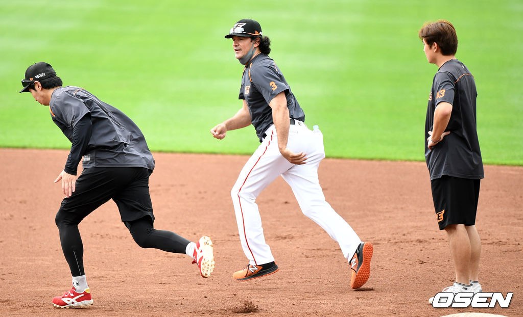 한화 수베로 감독과 정은원-정진호가 주루 플레이 훈련을 펼치고 있다. 2021.06.18 / dreamer@osen.co.kr