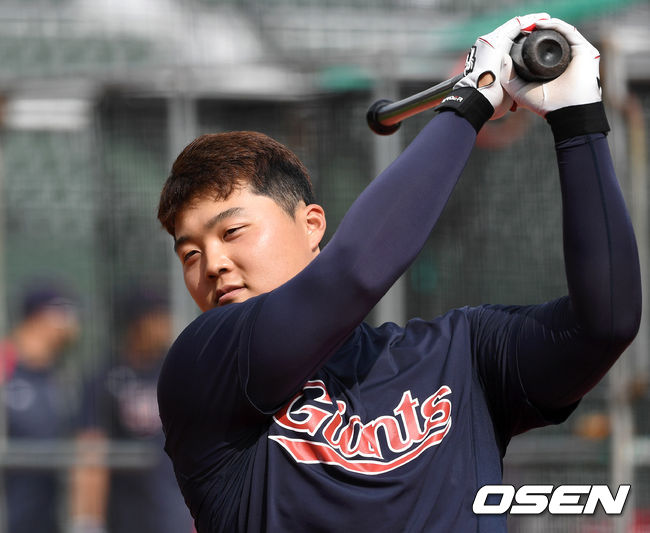 경기에 앞서 롯데 한동희가 타격 훈련을 하고 있다. /sunday@osen.co.kr