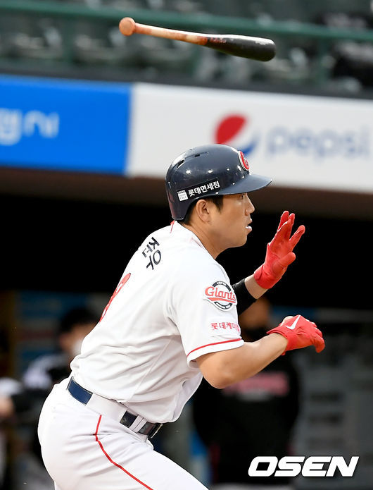26일 오후 부산 사직야구장에서 '2021 신한은행 SOL KBO리그' 롯데 자이언츠와 LG 트윈스의 경기가 열렸다.1회말 무사 1, 2루 롯데 전준우가 선취 1타점 적시타를 날리고 있다./ksl0919@osen.co.kr