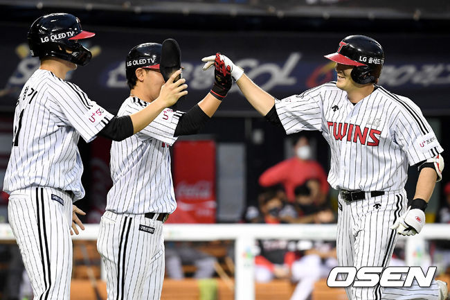 5회말 1사 1,3루 LG 이형종이 스리런 홈런을 때린 뒤 동료들과 기뻐하고 있다. 2021.06.18/ youngrae@osen.co.kr