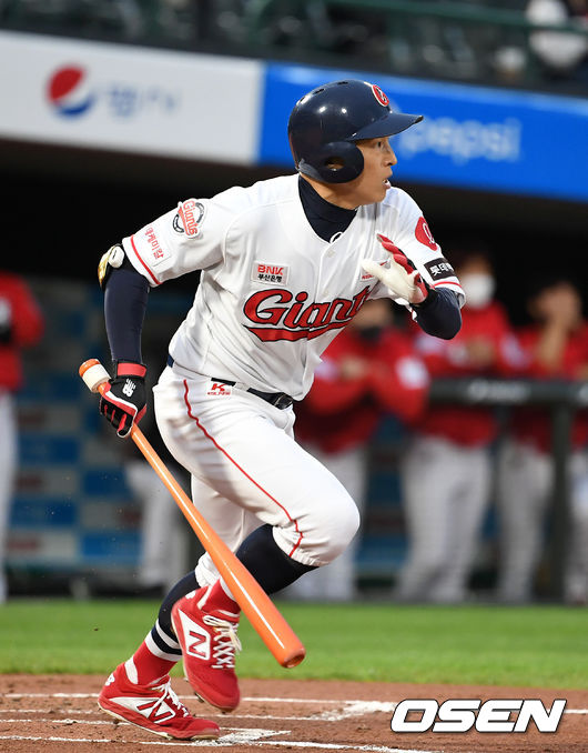 11일 오후 부산 사직야구장에서 ’2021 신한은행 SOL KBO 리그' 롯데 자이언츠와 SSG 랜더스의 경기가 열렸다.1회초 1사 만루에서 롯데 손아섭이 땅볼로 출루하고 있다. /sunday@osen.co.kr