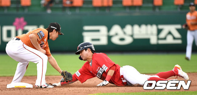 2회초 2사 1루 상황 SSG 김강민 타석 때 주자 한동민이 상대 폭투를 틈타 2루로 뛰었지만 한화 2루수 정은원의 태그에 걸려 아웃되고 있다. 2021.06.18 / dreamer@osen.co.kr