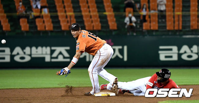 18일 대전 한화생명이글스파크에서 ‘2021 신한은행 SOL KBO리그’ 한화 이글스와 SSG 랜더스의 경기가 열렸다.연장 10회초 2사 1루 상황 SSG 정의윤의 2루타 때 한화 유격수 하주석이 2루수 정은원의 송구 실책으로 공을 놓치고 있다. 이 사이 3루에 있던 주자 홈 득점.  2021.06.18 / dreamer@osen.co.kr