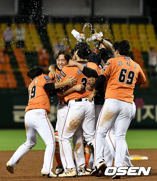 연장 10회말 1사 1, 3루 상황 한화 정진호가 끝내기 2타점 좌측 2루타를 날리고 동료들의 축하를 받고 있다. 2021.06.18 / dreamer@osen.co.kr