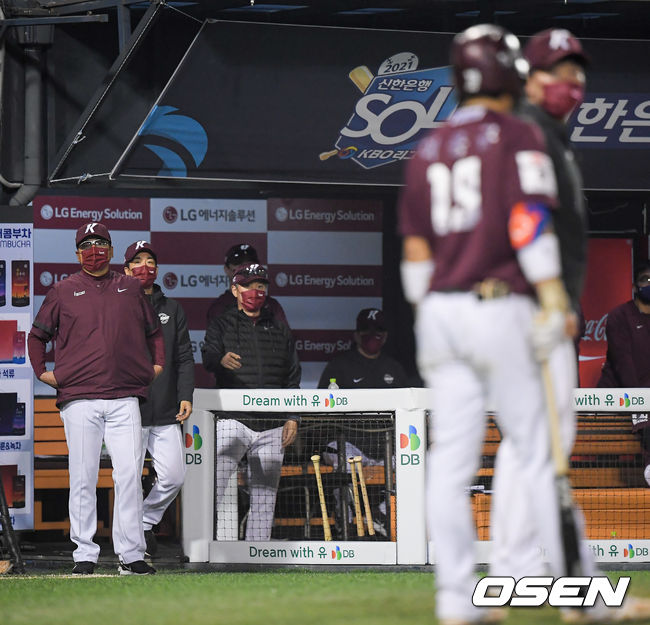 28일 오후 서울 잠실구장에서 2021 신한은행 SOL KBO리그 LG 트윈스와 키움 히어로즈의 경기가 진행됐다.6회초 1사 만루 키움 홍원기 감독이 헛스윙 후 고통스러워하는 이용규를 바라보고 있다. 21.05.28 / soul1014@osen.co.kr