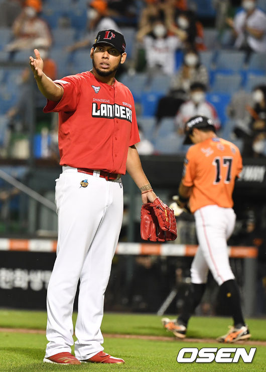 18일 대전 한화생명이글스파크에서 ‘2021 신한은행 SOL KBO리그’ 한화 이글스와 SSG 랜더스의 경기가 열렸다.5회말 무사 1, 2루 상황 한화 노수광이 번트 스윙 아웃으로 물러났다. 3루심에게 스윙 판정을 묻는 SSG 선발 폰트. 2021.06.18 / dreamer@osen.co.kr