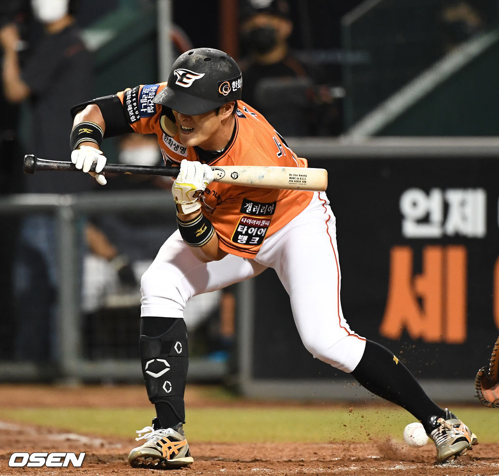 5회말 무사 1, 2루 상황 한화 노수광이 번트 스윙 아웃으로 판정으로 물러났다. 배트를 거둘 때 SSG 선발 폰트의 공에 몸을 맞는 노수광. 2021.06.18 / dreamer@osen.co.kr