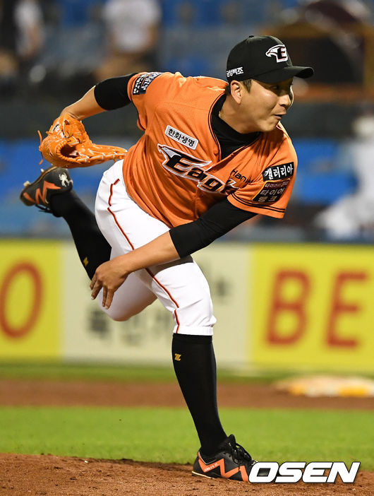 18일 대전 한화생명이글스파크에서 ‘2021 신한은행 SOL KBO리그’ 한화 이글스와 SSG 랜더스의 경기가 열렸다.9회초 마운드에 오른 한화 투수 정우람이 힘차게 공을 뿌리고 있다. KBO리그 통산 역대 2번째 900경기 출장 기록. 2021.06.18 / dreamer@osen.co.kr