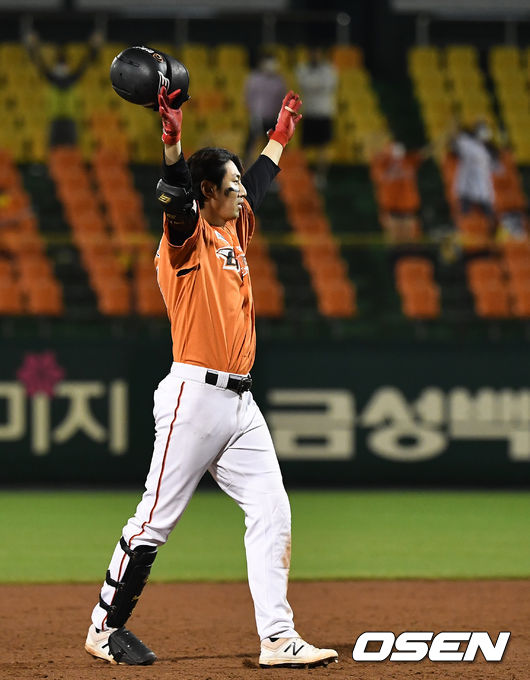 연장 10회말 1사 1, 3루 상황 한화 정진호가 끝내기 좌측 2타점 2루타를 날리고 환호하고 있다. 2021.06.18 / dreamer@osen.co.kr
