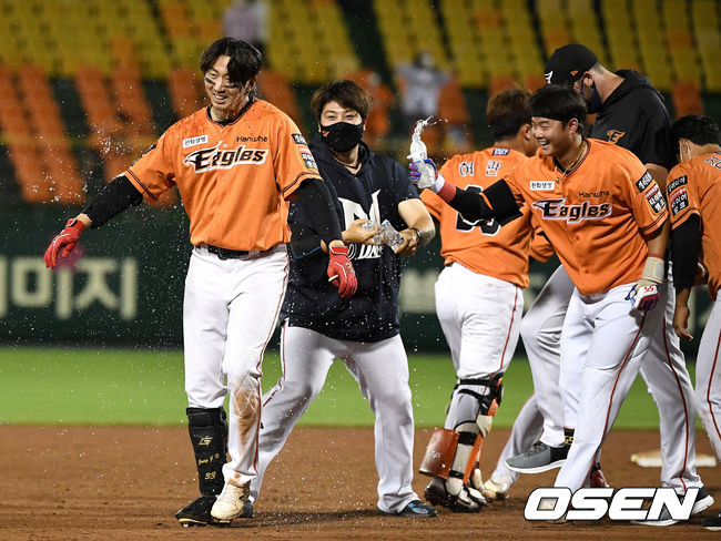 연장 10회말 1사 1, 3루 상황 한화 정진호가 끝내기 2타점 좌측 2루타를 날리고 동료들의 축하를 받고 있다. 2021.06.18 / dreamer@osen.co.kr