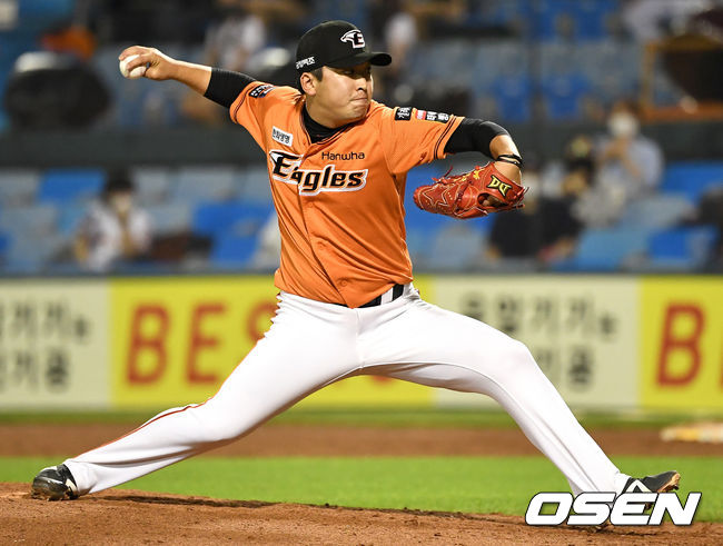 18일 대전 한화생명이글스파크에서 ‘2021 신한은행 SOL KBO리그’ 한화 이글스와 SSG 랜더스의 경기가 열렸다.7회초 2사 2루 상황 마운드에 오른 한화 투수 강재민이 힘차게 공을 뿌리고 있다. 21.06.18 / dreamer@osen.co.kr
