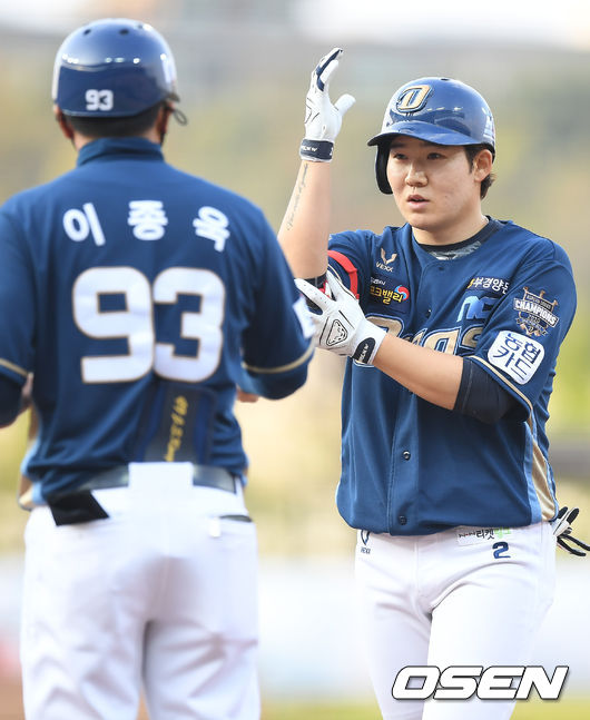 3회초 1사 NC 박민우가 안타를 때린 뒤 세레머니를 하고 있다. /youngrae@osen.co.kr