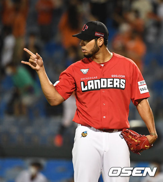 18일 대전 한화생명이글스파크에서 ‘2021 신한은행 SOL KBO리그’ 한화 이글스와 SSG 랜더스의 경기가 열렸다.5회말 무사 1, 2루 상황 SSG 선발 폰트가 야수들에게 사인을 보내고 있다. 2021.06.18 / dreamer@osen.co.kr