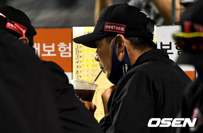 18일 대전 한화생명이글스파크에서 ‘2021 신한은행 SOL KBO리그’ 한화 이글스와 SSG 랜더스의 경기가 열렸다.7회초 SSG 김원형 감독이 더그아웃에서 커피로 목을 축이고 있다. 21.06.18 / dreamer@osen.co.kr