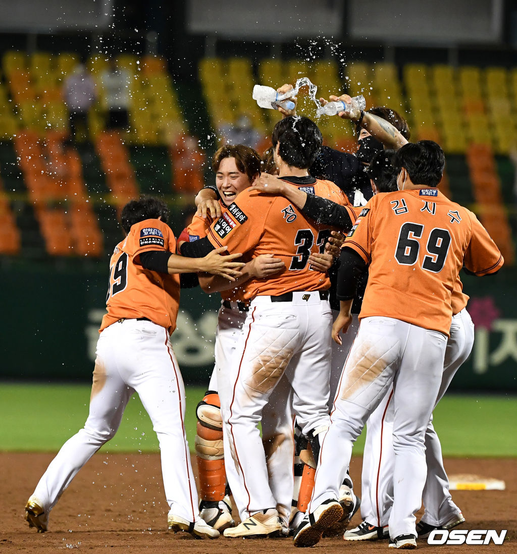 연장 10회말 1사 1, 3루 상황 한화 정진호가 끝내기 좌측 2타점 2루타를 날리고 동료들의 축하를 받고 있다. 2021.06.18 / dreamer@osen.co.kr