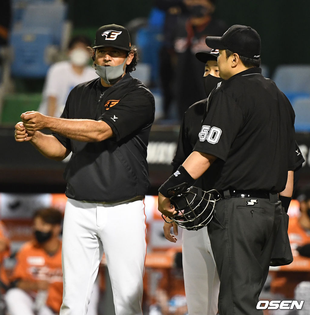 18일 대전 한화생명이글스파크에서 ‘2021 신한은행 SOL KBO리그’ 한화 이글스와 SSG 랜더스의 경기가 열렸다.5회말 무사 1, 2루 상황 한화 노수광이 번트 스윙 아웃으로 물러났다. 3루심에게 스윙 판정을 확인하는 한화 수베로 감독. 2021.06.18 / dreamer@osen.co.kr