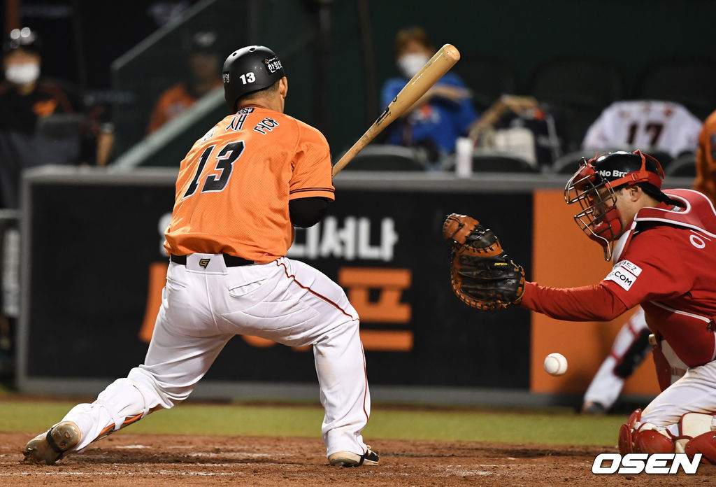 18일 대전 한화생명이글스파크에서 ‘2021 신한은행 SOL KBO리그’ 한화 이글스와 SSG 랜더스의 경기가 열렸다.5회말 1사 만루 상황 한화 최재훈이 SSG 선발 폰트에 공에 몸을 맞으며 밀어내기 타점을 올리고 있다. 다021.06.18 / dreamer@osen.co.kr