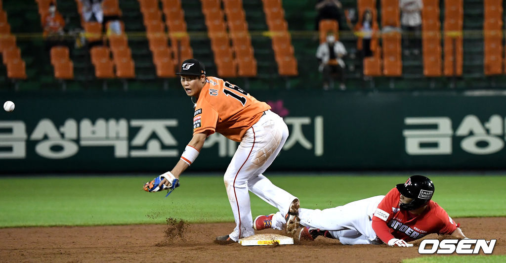 18일 대전 한화생명이글스파크에서 ‘2021 신한은행 SOL KBO리그’ 한화 이글스와 SSG 랜더스의 경기가 열렸다.연장 10회초 2사 1루 상황 SSG 정의윤의 2루타 때 한화 유격수 하주석이 2루수 정은원의 송구 실책으로 공을 놓치고 있다. 이 사이 3루에 있던 주자 홈 득점.  2021.06.18 / dreamer@osen.co.kr