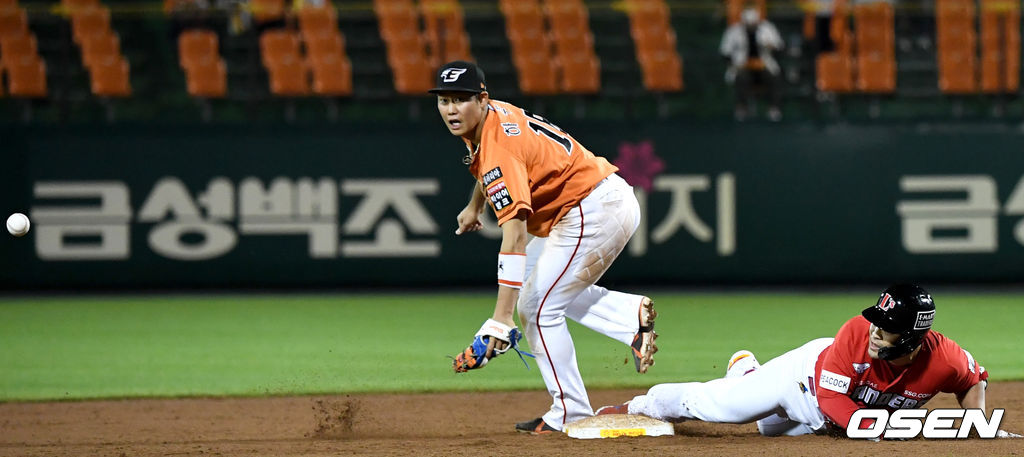 18일 대전 한화생명이글스파크에서 ‘2021 신한은행 SOL KBO리그’ 한화 이글스와 SSG 랜더스의 경기가 열렸다.연장 10회초 2사 1루 상황 SSG 정의윤의 2루타 때 한화 유격수 하주석이 2루수 정은원의 송구 실책으로 공을 놓치고 있다. 이 사이 3루에 있던 주자 홈 득점.  2021.06.18 / dreamer@osen.co.kr