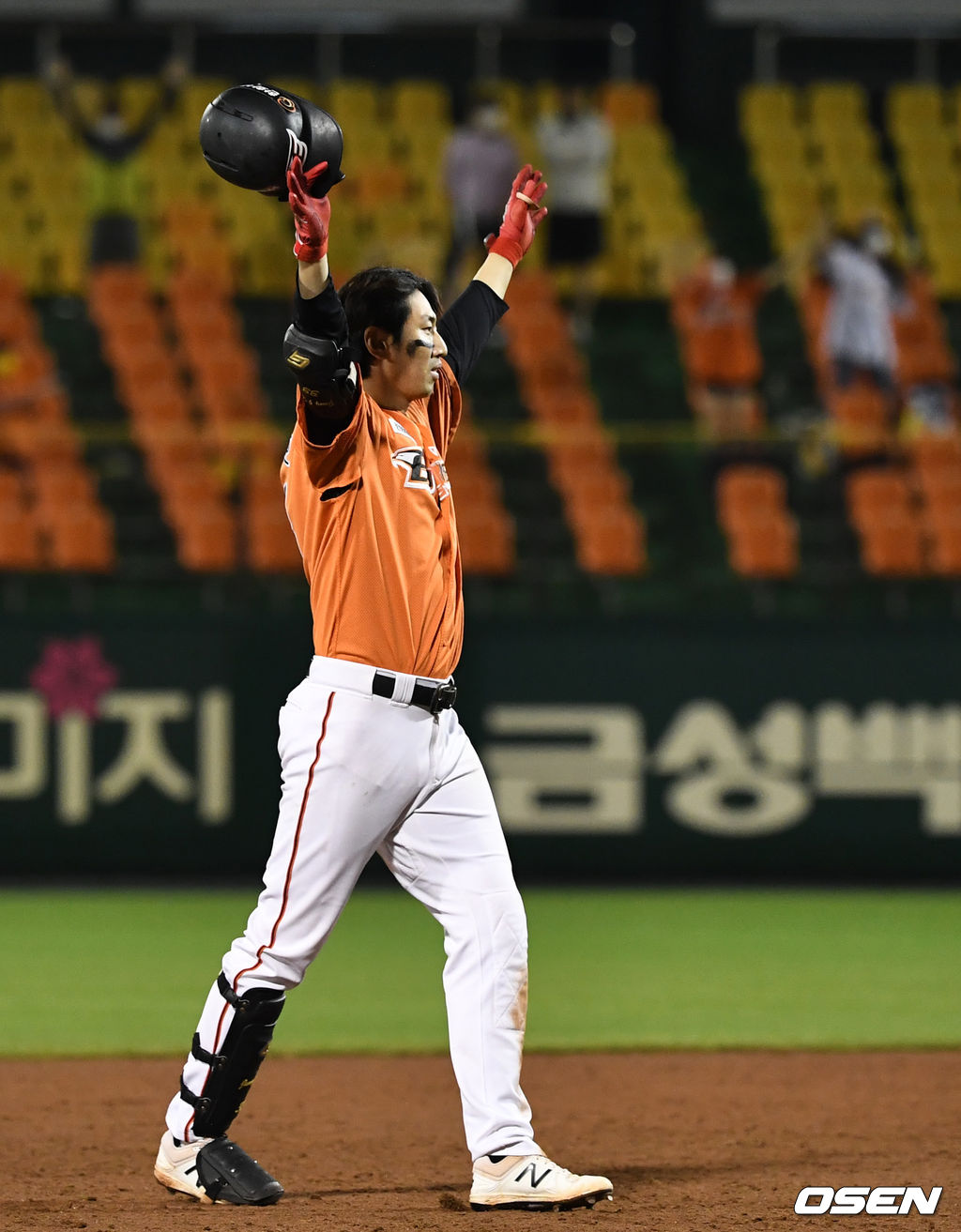 연장 10회말 1사 1, 3루 상황 한화 정진호가 끝내기 좌측 2타점 2루타를 날리고 환호하고 있다. 2021.06.18 / dreamer@osen.co.kr