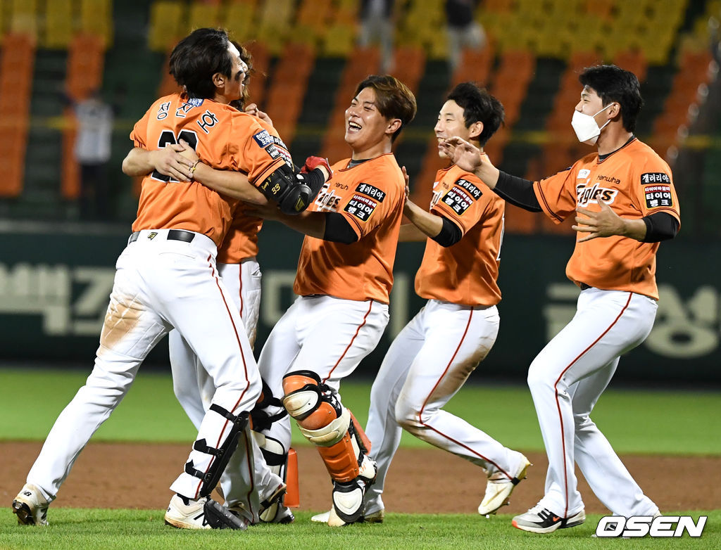 연장 10회말 1사 1, 3루 상황 한화 정진호가 끝내기 좌측 2타점 2루타를 날리고 동료들의 축하를 받고 있다. 2021.06.18 / dreamer@osen.co.kr