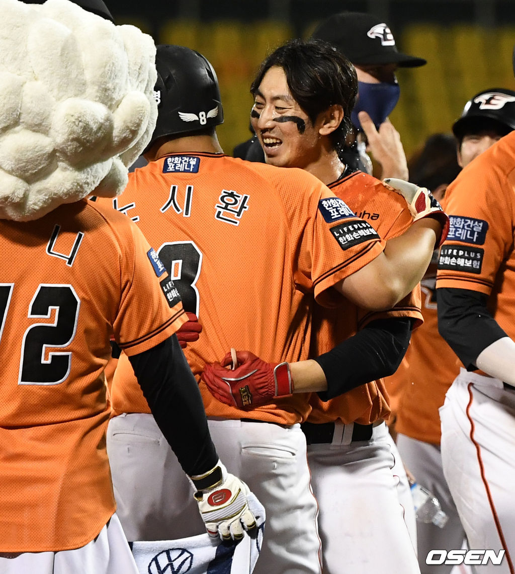 끝내기 주인공 한화 정진호와 노시환이 기뻐하고 있다. 2021.06.18 / dreamer@osen.co.kr