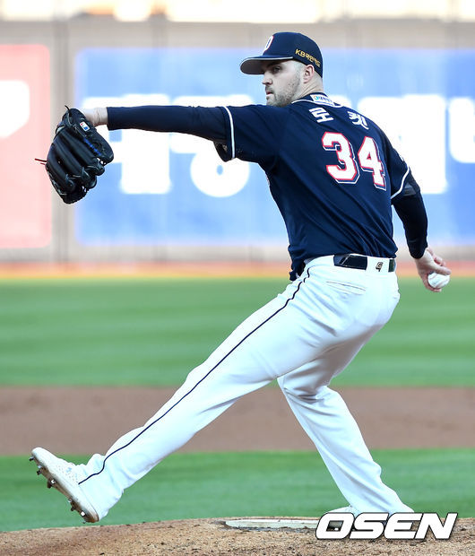 1회말 두산 선발 로켓이 힘차게 공을 뿌리고 있다. / dreamer@osen.co.kr