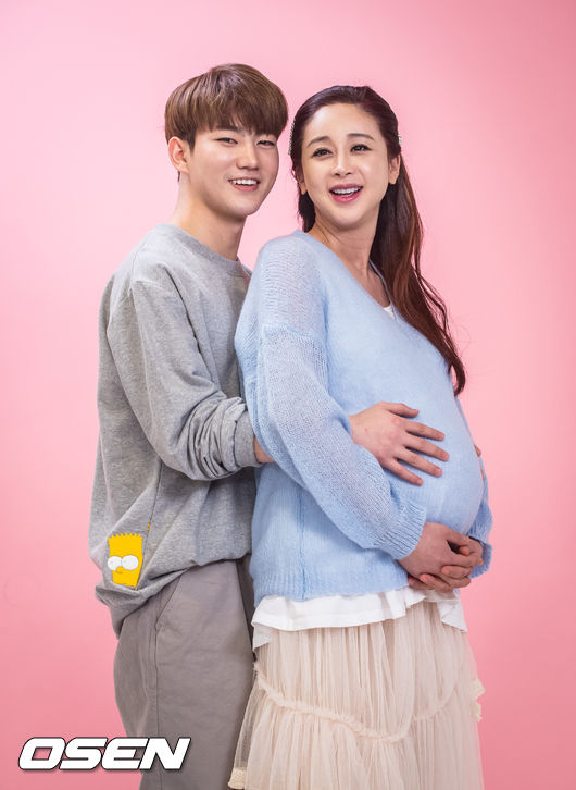 13일 서울 삼성동 한 스튜디오에서 진행된 임신테스트기 브랜드 광고 촬영현장에서 함소원, 진화 부부가 포즈를 촬영을 하고 있다. / soul1014@osen.co.kr