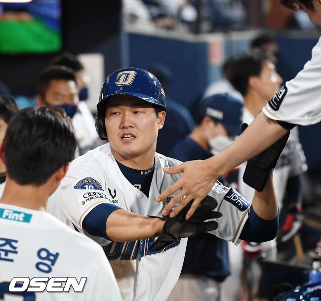 7회말 무사 주자 1,3루 NC 양의지가 좌익수 앞 동점 1타점 적시타때 홈을 밟은 정진기가 덕아웃에서 동료들과 하이파이브를 하고 있다. 2021.06.02 /rumi@osen.co.kr