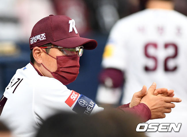 22일 오후 서울 고척스카이돔에서 ’2021 신한은행 SOL KBO 리그' 키움 히어로즈와 NC 다이노스의 경기가 열렸다.6회말 키움 홍원기 감독이 경기를 바라보고 있다. /sunday@osen.co.kr