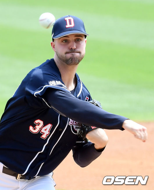19일 오후 경기도 수원시 수원kt위즈파크에서 ‘2021 신한은행 SOL KBO 리그’ KT 위즈와 두산 베어스의 더블헤더 1차전 경기가 열렸다.1회말 두산 선발 로켓이 힘차게 공을 던지고 있다. 2021.06.19 /cej@osen.co.kr
