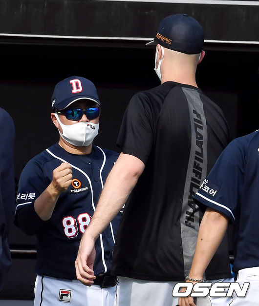 두산 베어스가 돌아온 에이스의 호투와 홈런 세 방을 앞세워 더블헤더 첫 경기를 완승으로 장식했다.두산 베어스는 19일 수원KT위즈파크에서 열린 2021 신한은행 SOL KBO리그 KT 위즈와의 더블헤더 1차전(시즌 7차전)에서 9-3으로 승리했다.경기 종료 후 두산 김태형 감독이 선발 로켓과 승리를 기뻐하고 있다. 2021.06.19 /cej@osen.co.kr