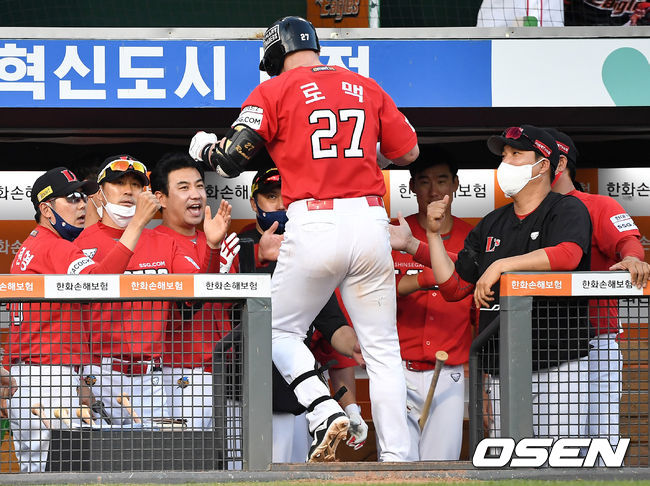 6회초 2사 주자없는 상황 SSG 로맥이 역전 좌월 솔로포를 날리고 김원형 감독과 인사를 나누고 있다. 2021.06.19 / dreamer@osen.co.kr