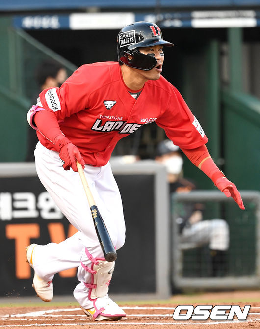 6회초 2사 주자없는 상황 SSG 한유섬이 동점 우월 솔로포를 날리고 있다. 2021.06.19 / dreamer@osen.co.kr