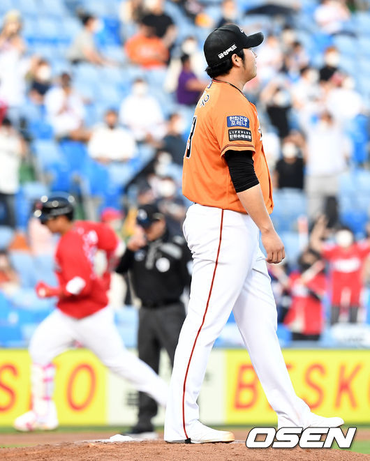 6회초 2사 주자없는 상황 SSG 한유섬에게 동점 우월 솔로포를 내준 한화 선발 김민우가 아쉬워하고 있다. 2021.06.19 / dreamer@osen.co.kr