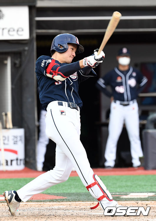 4회초 1사 두산 안재석이 다시 앞서가는 우월 솔로 홈런을 때려내고 있따. 2021.06.19 /cej@osen.co.kr