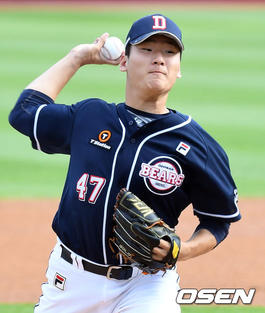 19일 오후 경기도 수원시 수원kt위즈파크에서 ‘2021 신한은행 SOL KBO 리그’ KT 위즈와 두산 베어스의 더블헤더 2차전 경기가 열렸다.1회말 두산 선발 곽빈이 힘차게 공을 던지고 있다. 2021.06.19 /cej@osen.co.kr