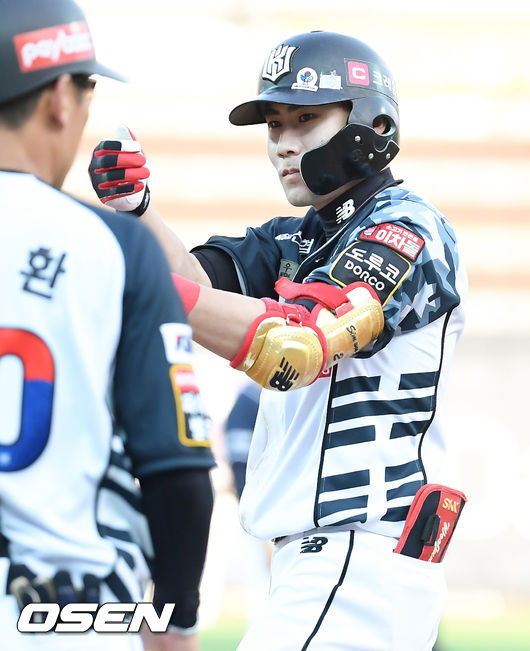 4회말 1사 2,3루 KT 심우준이 역전 1타점 우중전 적시타를 때려낸 뒤 세리머니를 하고 있다. 2021.06.19 /cej@osen.co.kr