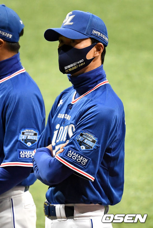 삼성 허삼영 감독이 도열해 관중석을 바라보고 있다. / dreamer@osen.co.kr