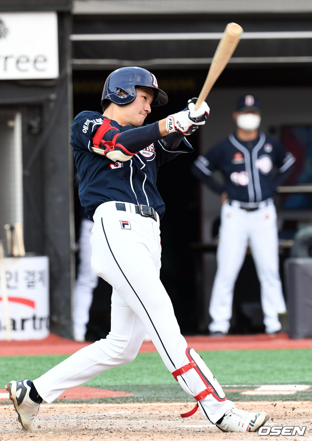 4회초 1사 두산 안재석이 다시 앞서가는 우월 솔로 홈런을 때려내고 있다./cej@osen.co.kr