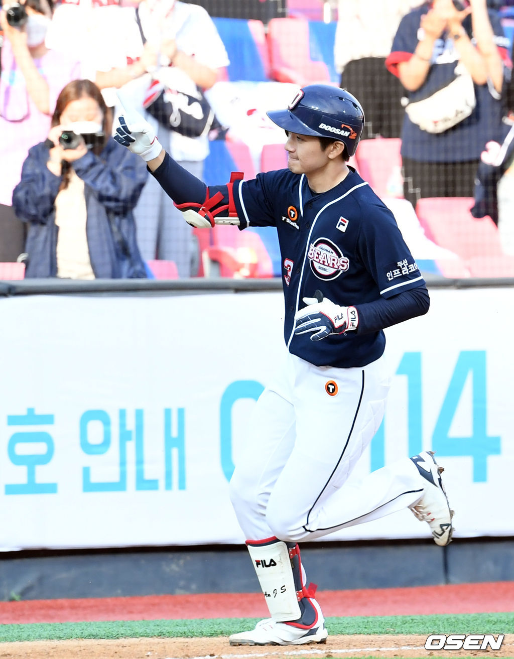 4회초 1사 두산 안재석이 다시 앞서가는 우월 솔로 홈런을 때려낸 뒤 베이스를 돌고 있다./cej@osen.co.kr