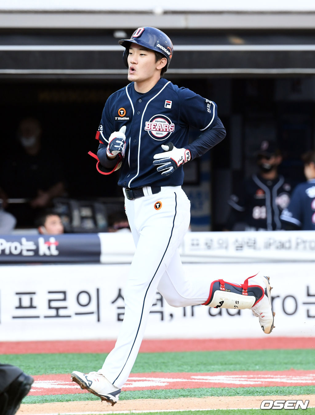4회초 1사 두산 안재석이 다시 앞서가는 우월 솔로 홈런을 때려낸 뒤 베이스를 돌고 있다./cej@osen.co.kr