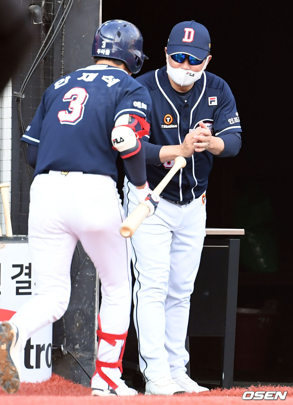 4회초 1사 두산 안재석이 다시 앞서가는 우월 솔로 홈런을 때려낸 뒤 김태형 감독의 축하를 받고 있다. 2021.06.19/cej@osen.co.kr