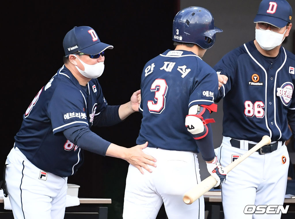 4회초 1사 두산 안재석이 다시 앞서가는 우월 솔로 홈런을 때려낸 뒤 김태형 감독의 축하를 받고 있다. 2021.06.19/cej@osen.co.kr