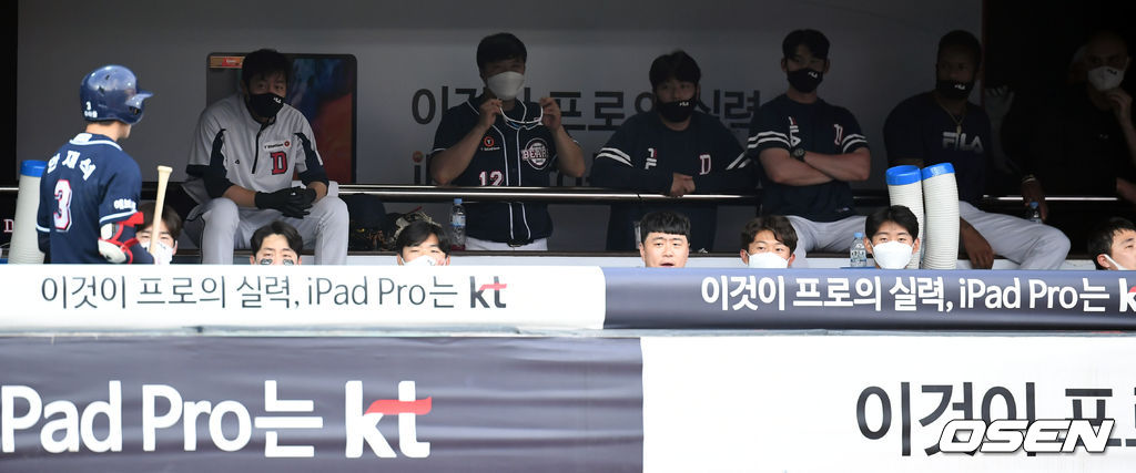 4회초 1사 두산 안재석이 다시 앞서가는 우월 솔로 홈런을 때려낸 뒤 더그아웃에서 무관심 환영을 받고 있다. 2021.06.19/cej@osen.co.kr