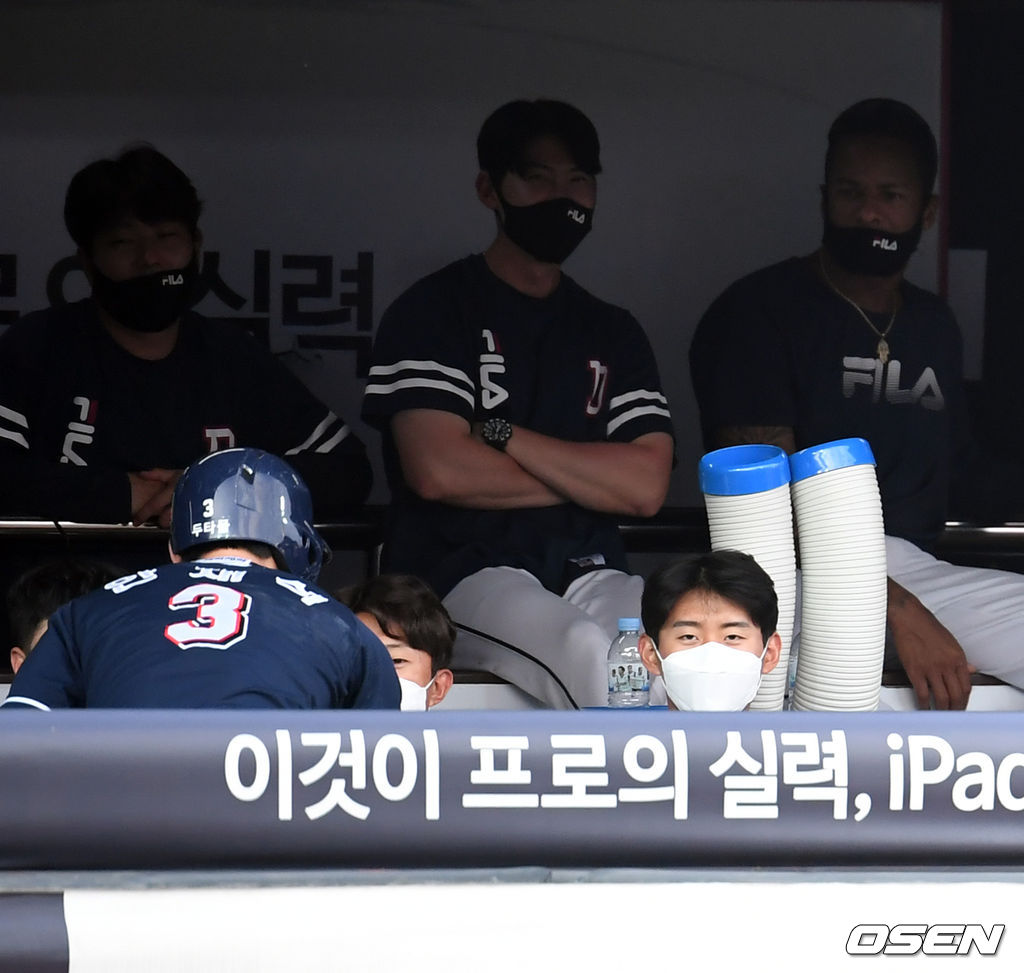 4회초 1사 두산 안재석이 다시 앞서가는 우월 솔로 홈런을 때려낸 뒤 더그아웃에서 무관심 환영을 받고 있다. 2021.06.19/cej@osen.co.kr